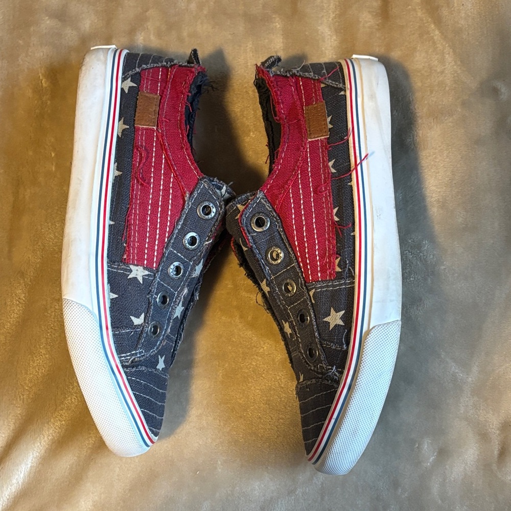 Women's Star Pattern Sneakers - Red and Gray - Picture 3 of 4